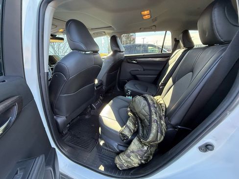 Used 2023 Toyota Highlander Limited image 8