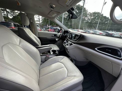 Used 2017 Chrysler Pacifica Touring-L w/ Tire & Wheel Group FWD image 12