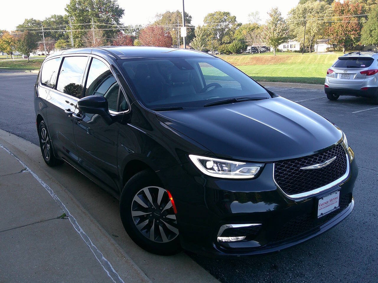 Used 2023 Chrysler Pacifica Touring-L FWD image 4