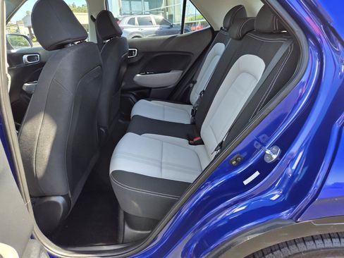 Used 2023 Hyundai Venue SEL FWD image 13