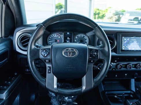 Used 2017 Toyota Tacoma TRD Off-Road w/ Tow Package (A/T) AWD/4WD image 10