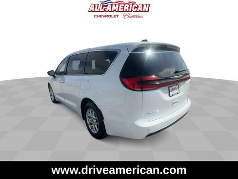 Used 2025 Chrysler Pacifica Select image 6