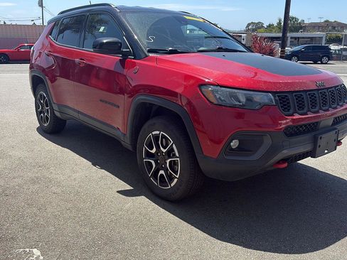 Used 2025 Jeep Compass Trailhawk AWD/4WD image 1