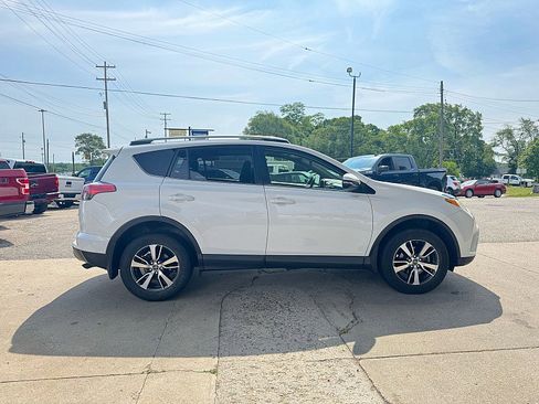 Used 2018 Toyota RAV4 XLE AWD/4WD image 4