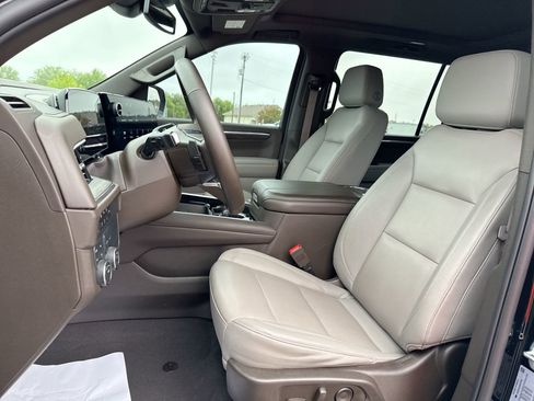 Used 2025 Chevrolet Suburban Z71 w/ Comfort Package image 13