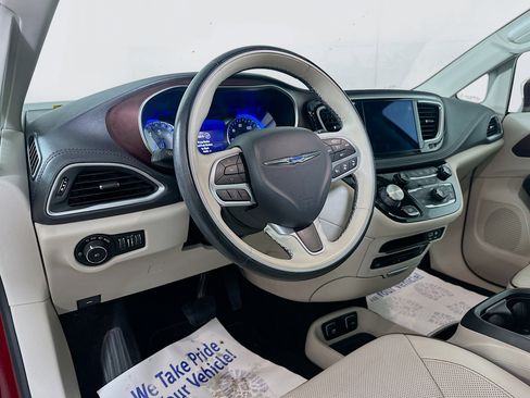Used 2017 Chrysler Pacifica Limited w/ UConnect Theater Package FWD image 9