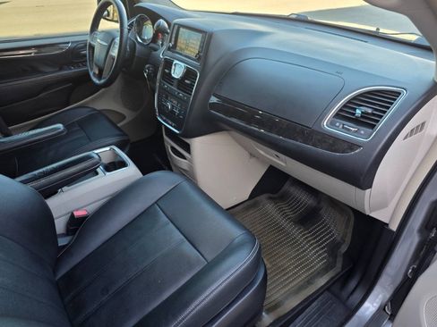 Used 2016 Chrysler Town & Country Touring FWD image 27