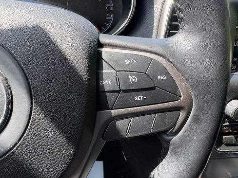 Used 2021 Jeep Grand Cherokee Laredo w/ Security & Convenience Group AWD/4WD image 18