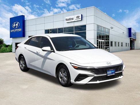 Certified 2026 Hyundai Elantra SE FWD image 3