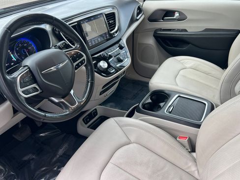 Used 2020 Chrysler Pacifica Touring-L Plus w/ Tire & Wheel Group image 10