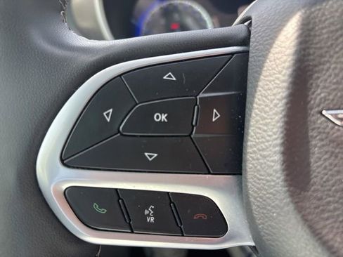 Used 2023 Chrysler Pacifica Touring-L FWD image 24