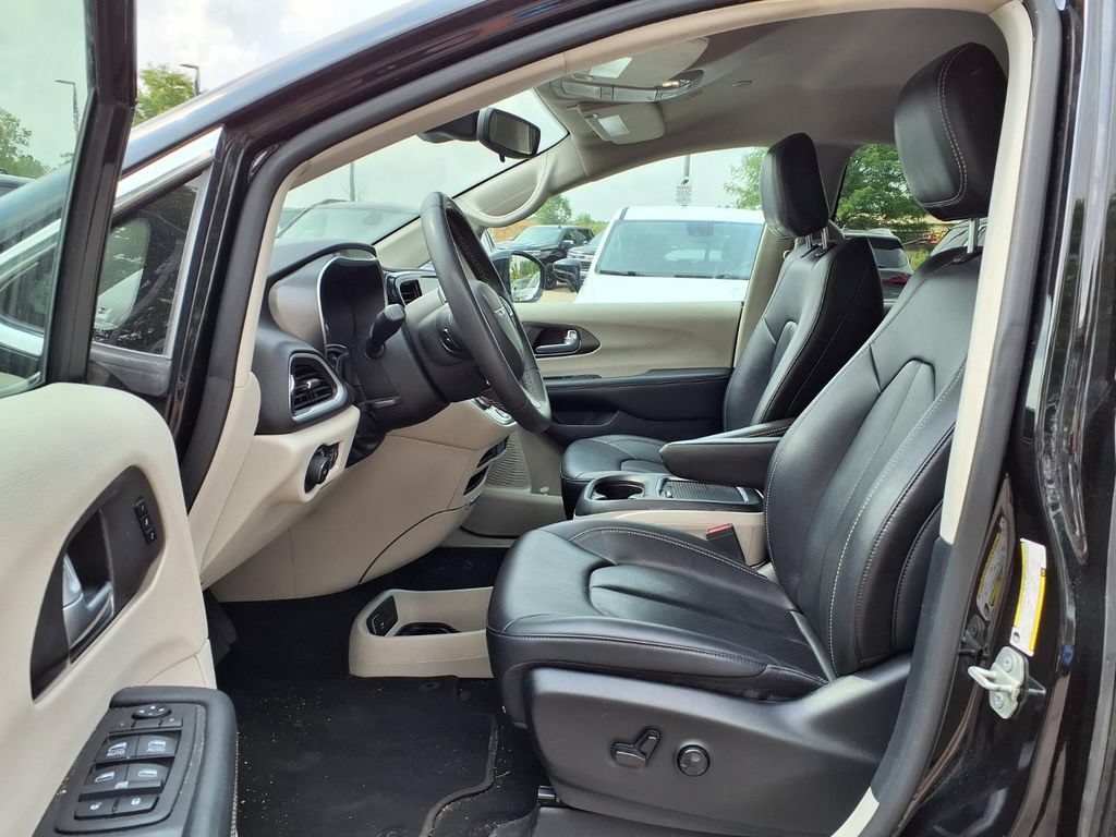 Used 2024 Chrysler Pacifica Touring-L FWD image 19