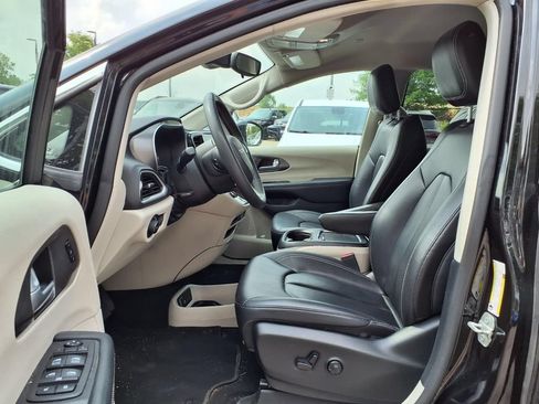 Used 2024 Chrysler Pacifica Touring-L FWD image 19
