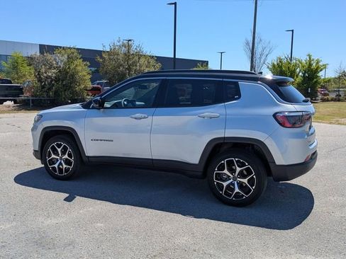 Used 2025 Jeep Compass Limited image 5