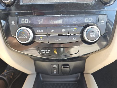 Used 2017 Nissan Rogue SV w/ SV Premium Package FWD image 10