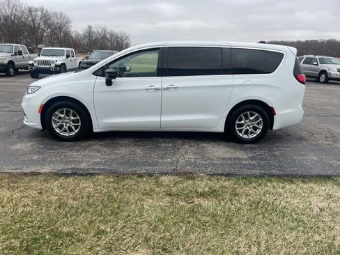 Used 2024 Chrysler Pacifica Touring-L FWD image 12