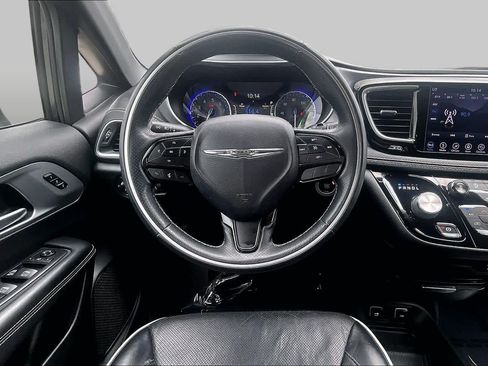 Used 2018 Chrysler Pacifica Limited w/ S Appearance Package FWD image 5