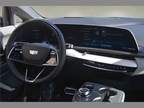 Certified 2025 Cadillac Optiq Sport 2 w/ LPO, Floor Liner Package AWD/4WD image 18