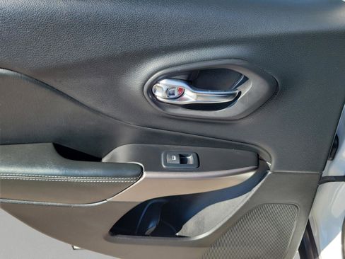 Used 2019 Jeep Cherokee Latitude w/ Popular Appearance Group image 10