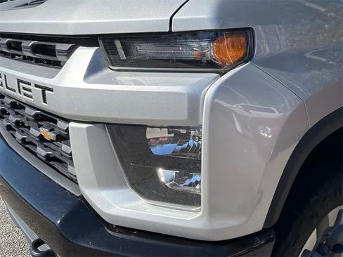 Used 2022 Chevrolet Silverado 2500 Custom w/ Custom Value Package image 10