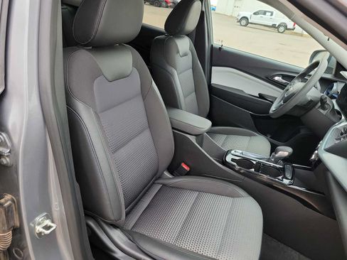 Used 2025 Chevrolet Trax LT FWD image 18