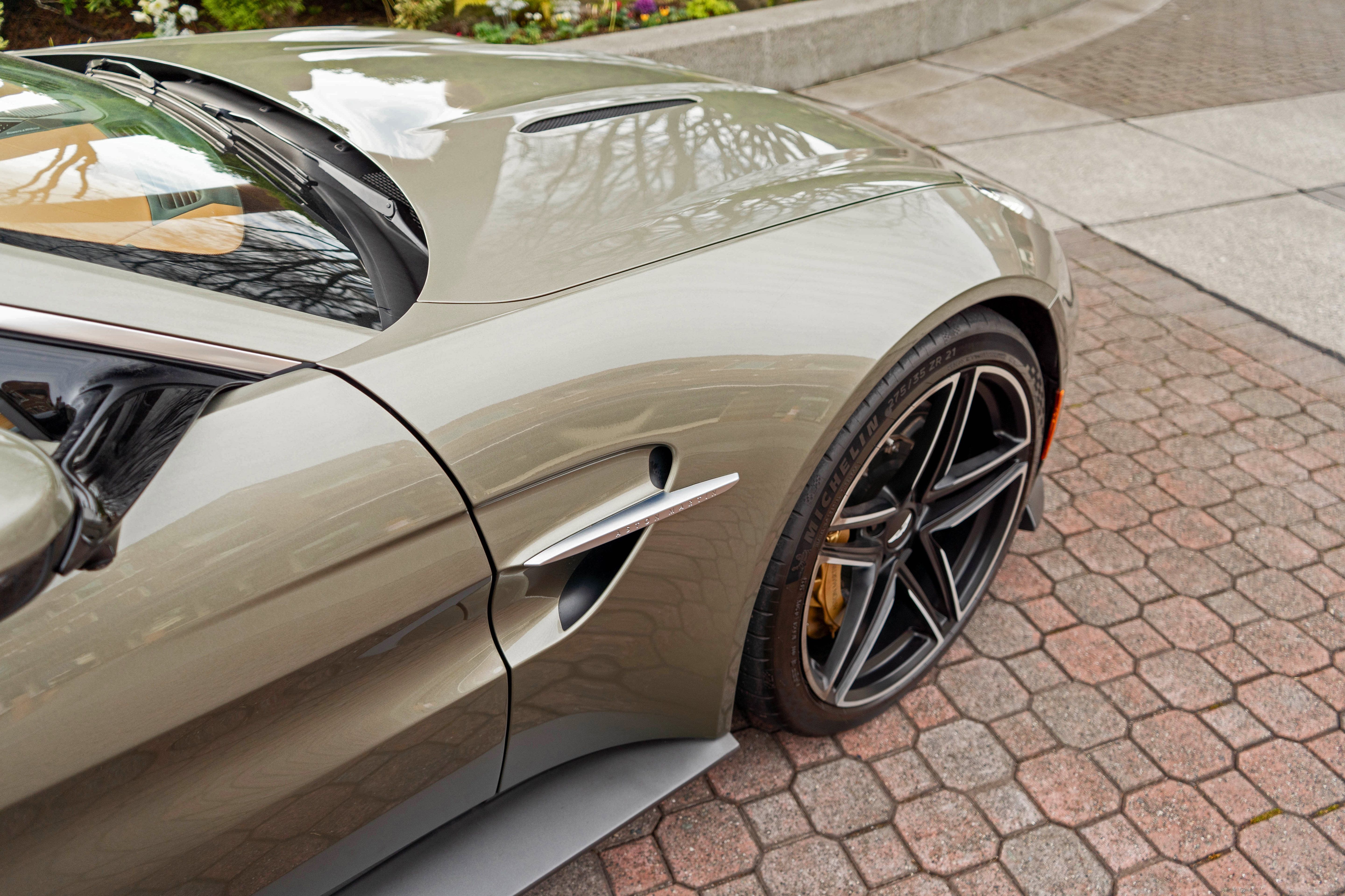 Used 2025 Aston Martin V8 Vantage Coupe RWD image 8