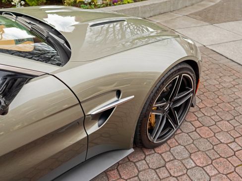 Used 2025 Aston Martin V8 Vantage Coupe image 8