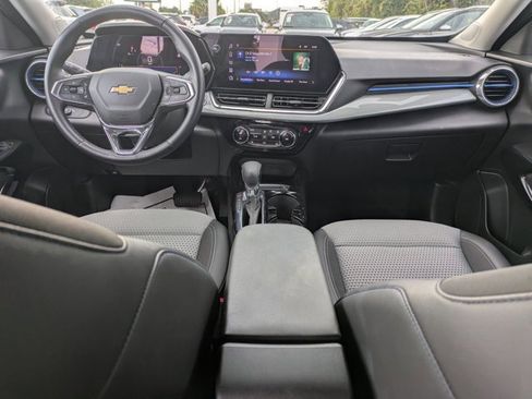 Used 2025 Chevrolet Trax LT w/ LT Convenience Package image 18