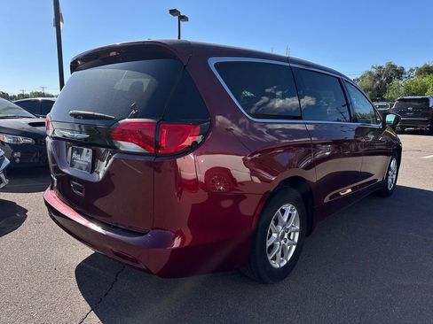 Used 2022 Chrysler Voyager LX FWD image 9