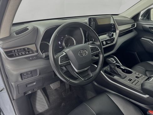 Used 2024 Toyota Highlander XLE AWD/4WD image 9