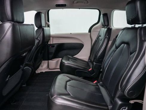 Used 2023 Chrysler Pacifica Touring-L FWD image 22