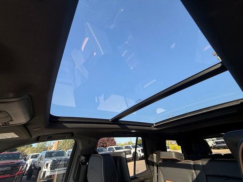 Used 2021 GMC Yukon AT4 w/ AT4 Premium Plus Package AWD/4WD image 17