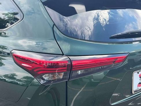 Used 2023 Toyota Highlander XLE AWD/4WD image 13
