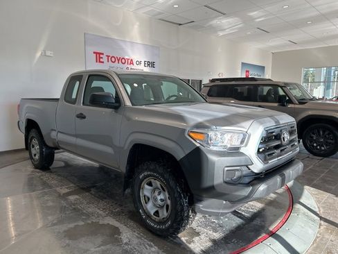 Used 2016 Toyota Tacoma SR image 1