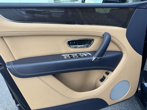 Used 2019 Bentley Bentayga AWD/4WD image 10