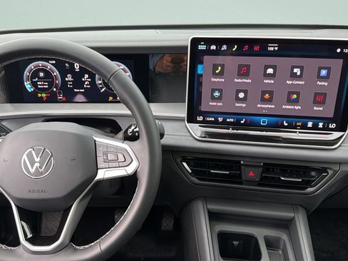 New 2026 Volkswagen Tiguan SE FWD image 18