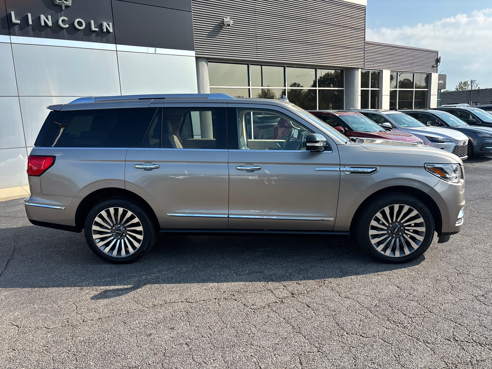 Used 2019 Lincoln Navigator Reserve AWD/4WD image 8