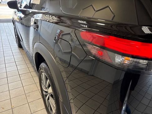 Used 2024 Nissan Pathfinder SL AWD/4WD image 19