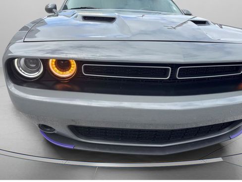 Used 2019 Dodge Challenger SXT image 3