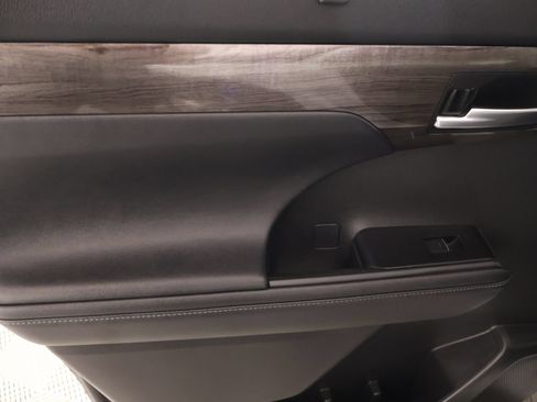 Used 2023 Toyota Highlander Platinum FWD image 18