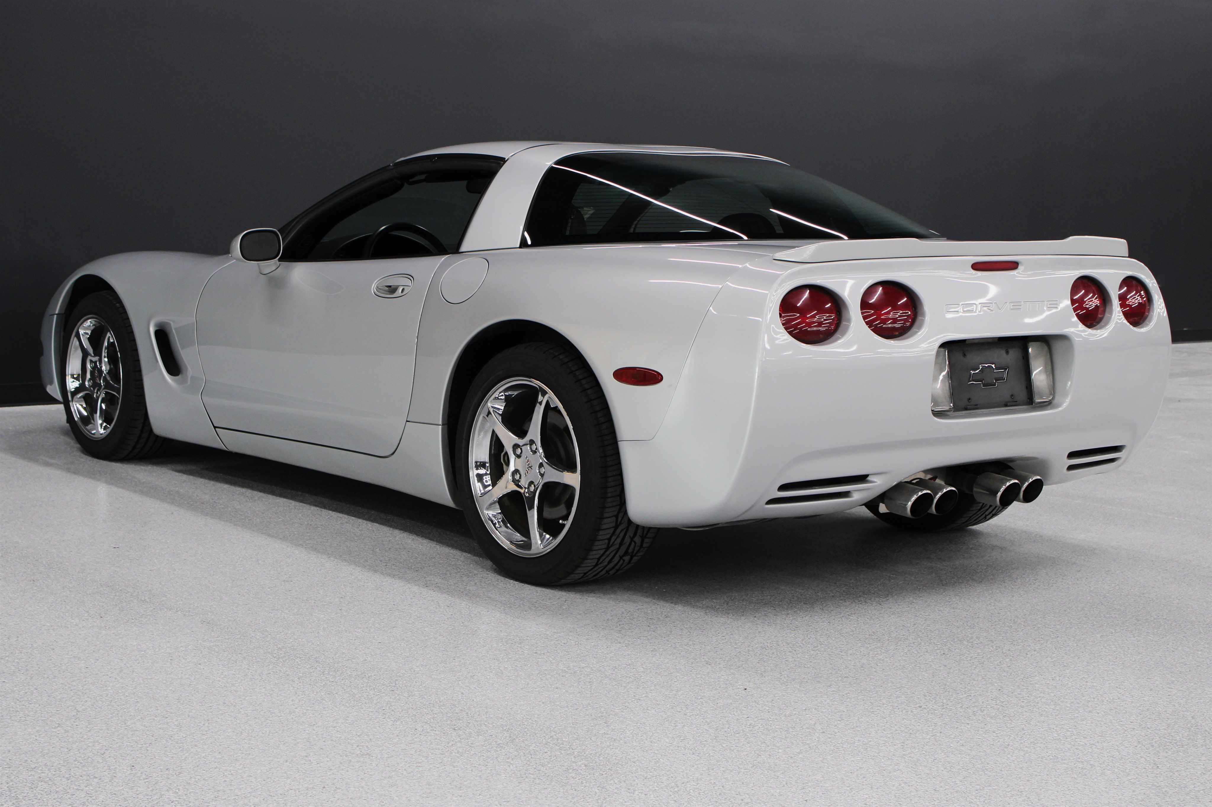 Used 2000 Chevrolet Corvette Coupe w/ Roof Pkg RWD image 23