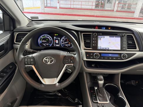 Used 2019 Toyota Highlander XLE image 16