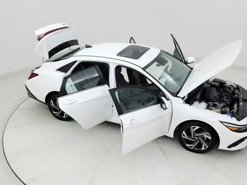 Used 2025 Hyundai Elantra SEL FWD image 24