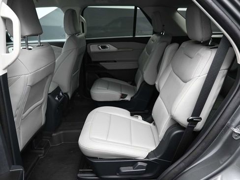 Used 2025 Ford Explorer Active w/ Active Comfort Package image 12