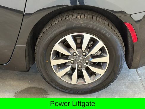 Used 2023 Chrysler Pacifica Touring-L image 8