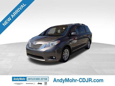 Used 2015 Toyota Sienna XLE FWD image 3
