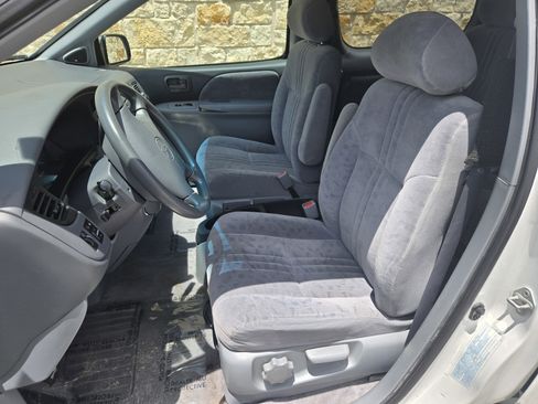 Used 2001 Toyota Sienna LE FWD image 5