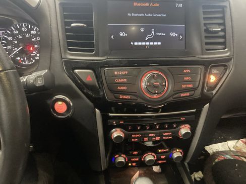 Used 2020 Nissan Pathfinder SV image 11