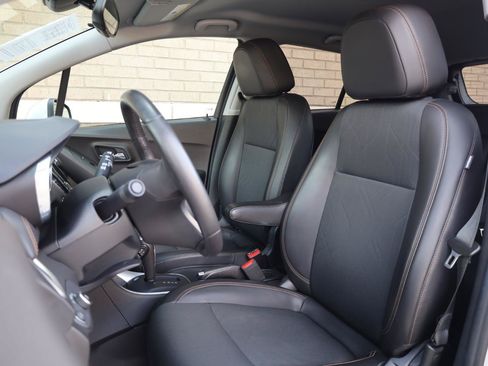 Used 2021 Chevrolet Trax LT w/ LT Convenience Package FWD image 16