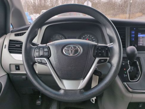 Used 2016 Toyota Sienna L image 22